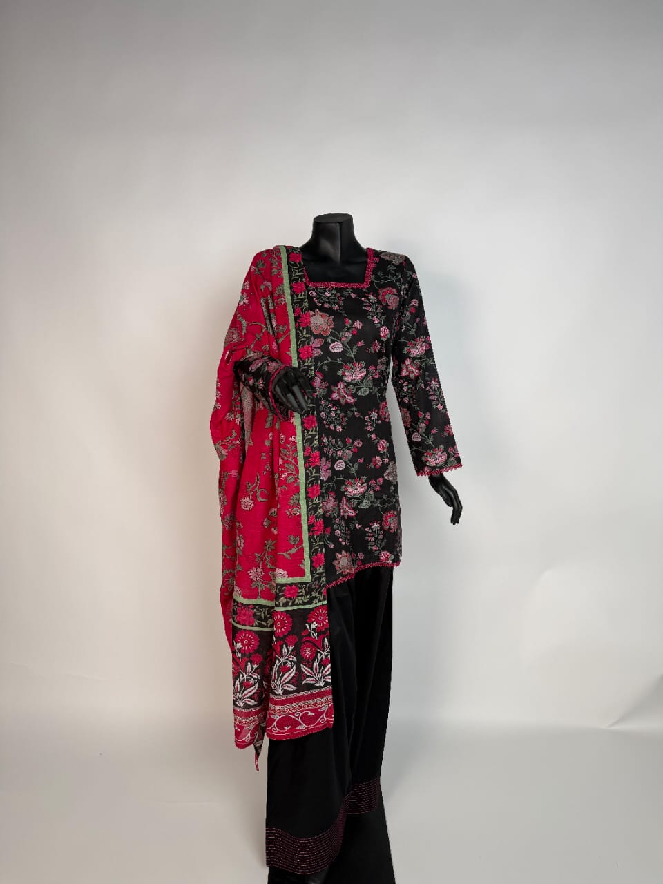 Midnight Rose Premium Lawn